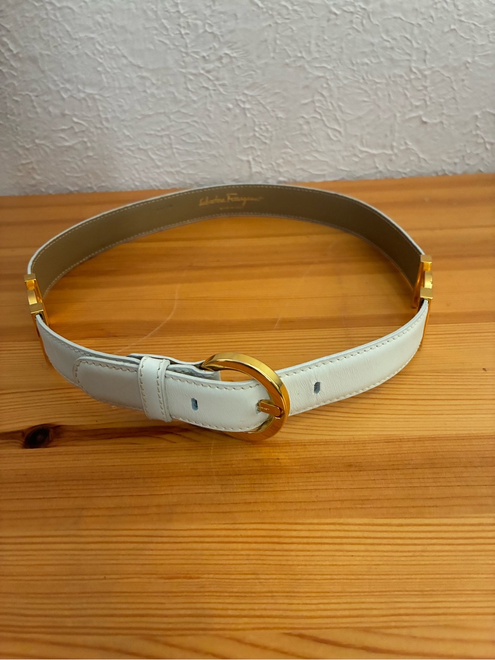 Salvatore Ferragamo White Leather Waist Belt with Gold Circle Buckle XS